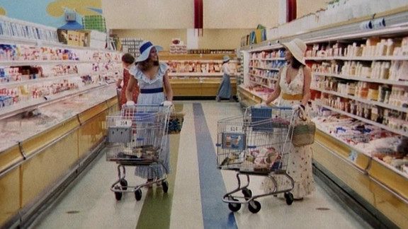 Incarnation de la femme dans les années 60' au supermarché.